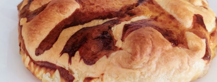 Torta salata con pasta sfoglia uova e cipolla di Tropea caramellata